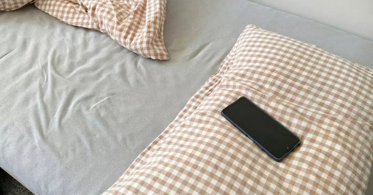 瞓覺手機要放1.5米外？專家拆解迷思：關鍵非防輻射 關乎睡眠質素與用電安全