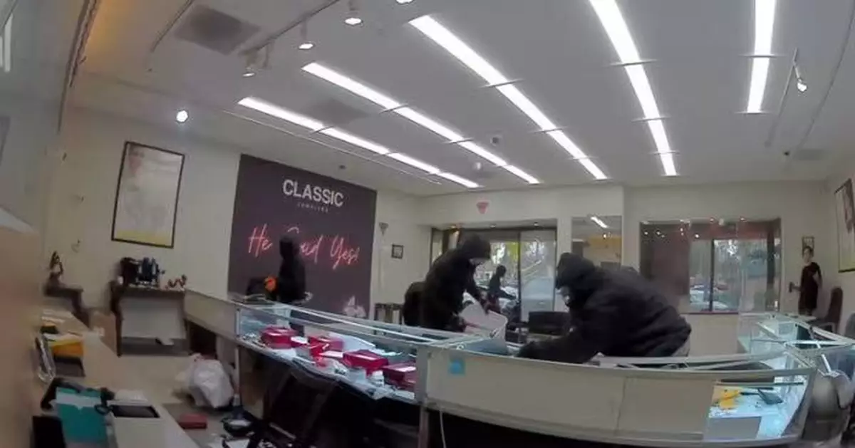 駕車撞入珠寶店掠百萬美金首飾 美8蒙面劫匪得手後逃竄連環撞車全數落網