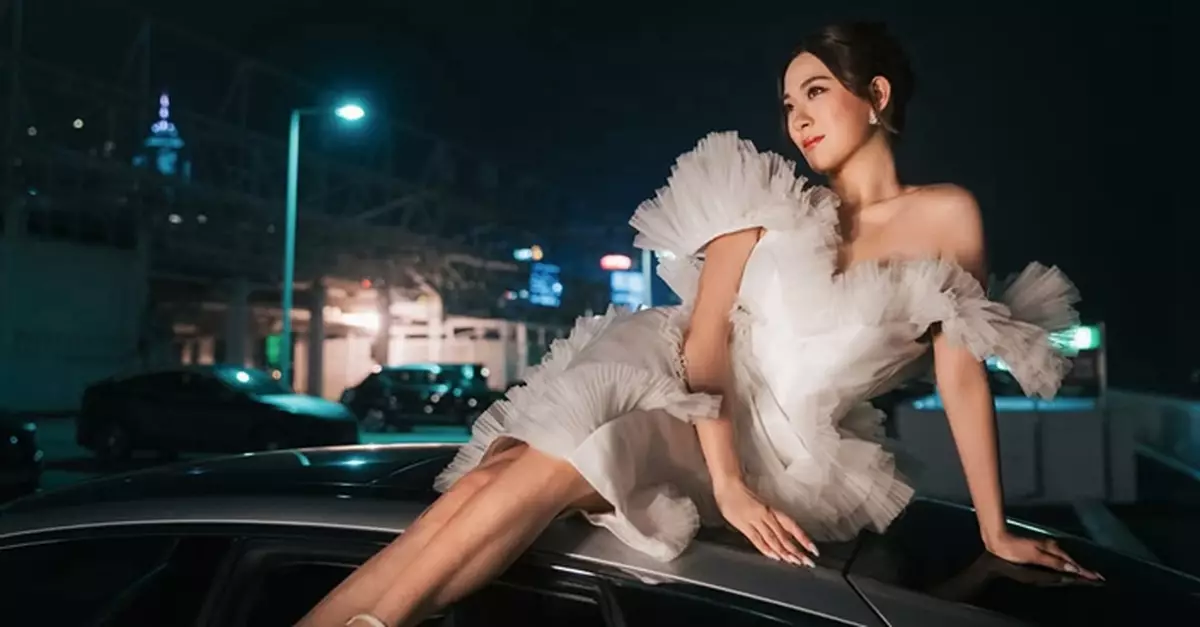 陳懿德露肩白裙迎新年 車頂晒腿擺甫Chok爆全場