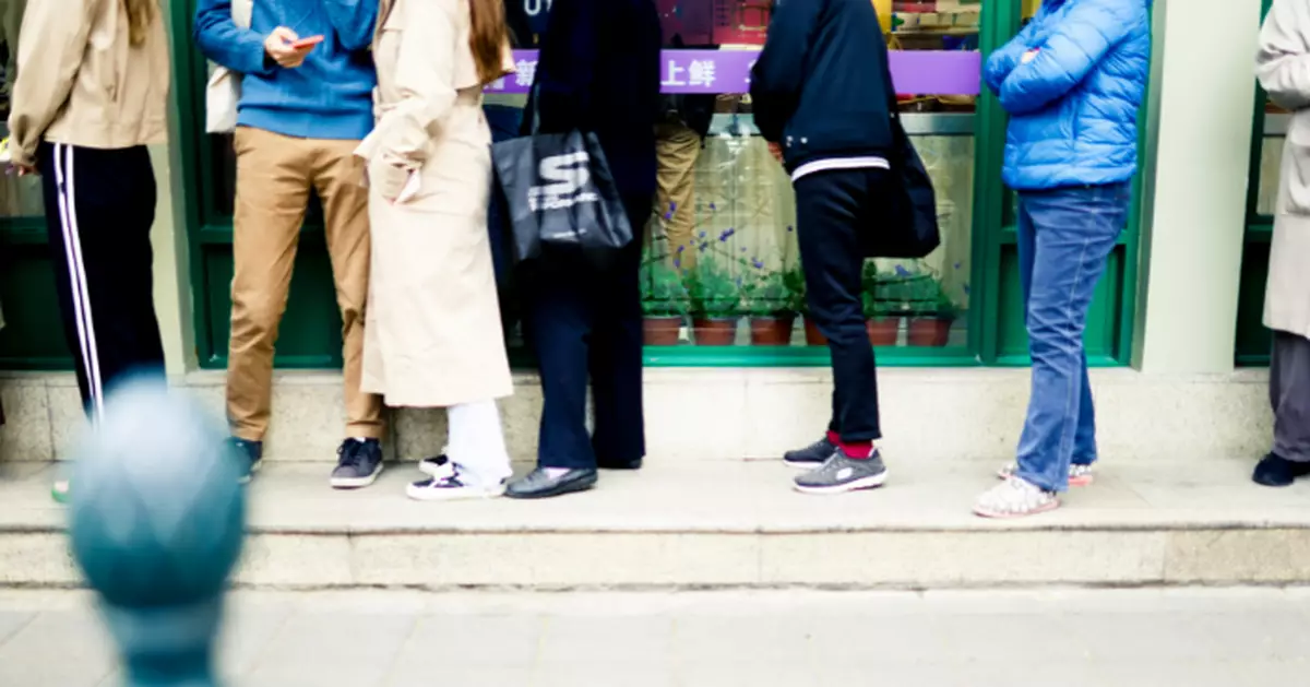 清晨4點摸黑排隊！日人搶購百貨新年福袋 打工仔：物價高漲省點錢