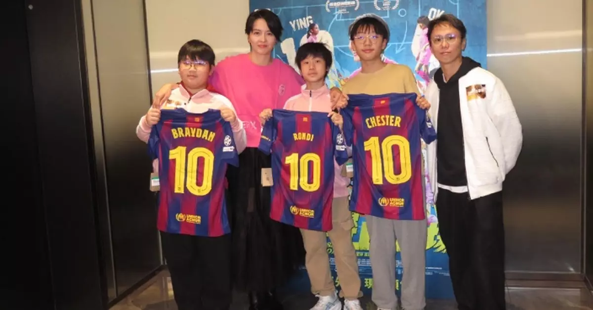 梁詠琪從西班牙趕返港偕《逆轉上半場》小演員謝票 贈巴塞刻名球衣顯心意面對「逆境波」心情複雜