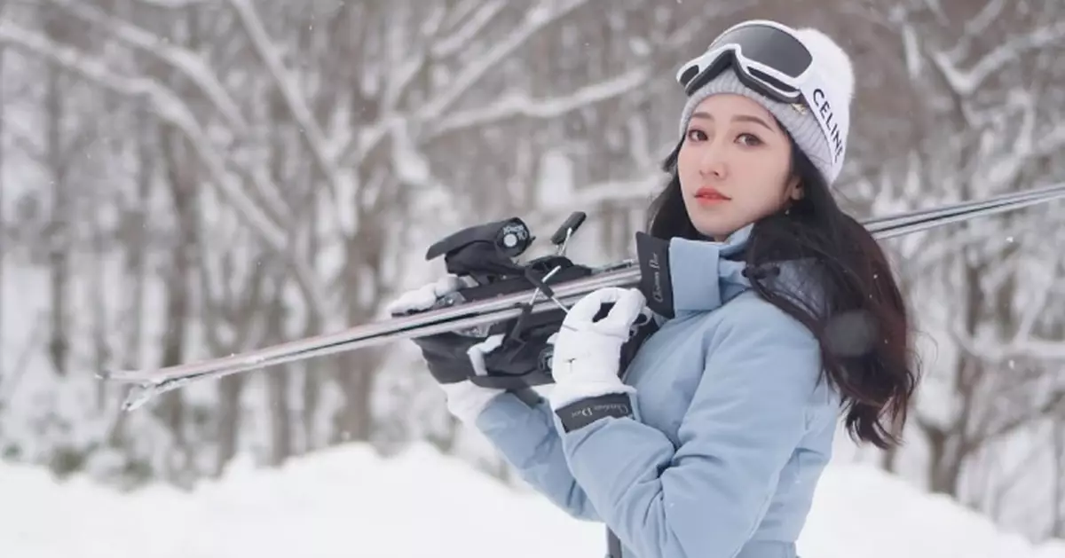 靚媽何依婷雪地迎新年 IG晒滑雪靚相有感而發：每一個走過的陡坡都是在成就更好的自己
