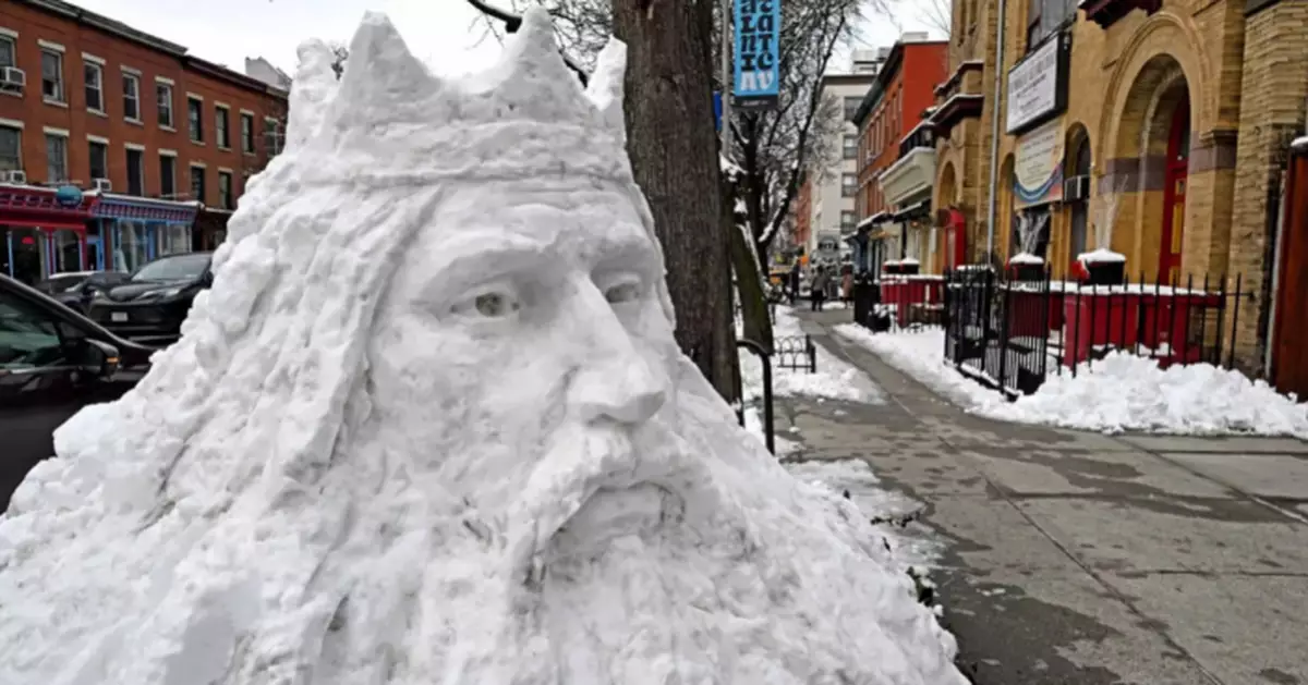 布魯克林驚現巨型雪雕「水行俠」 三小時創作引民眾朝聖