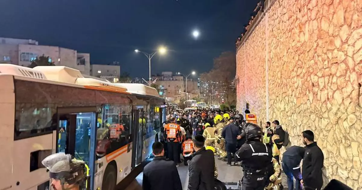 耶路撒冷有巴士撞向示威人群 一名14歲男童死亡