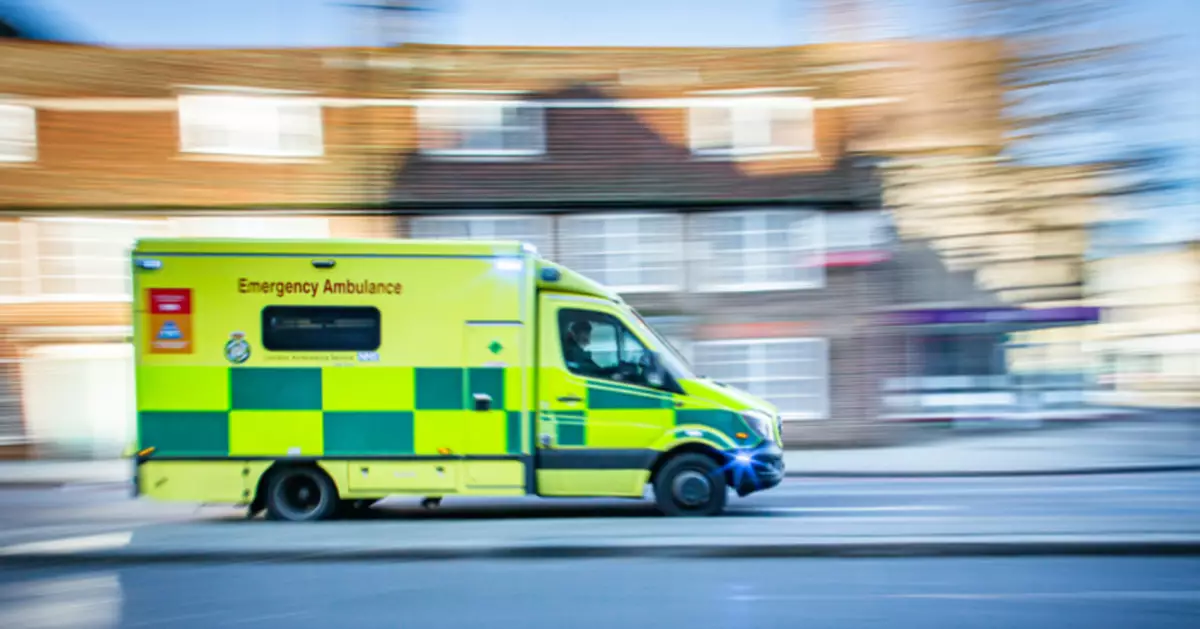 離譜意外！英救護車行駛中後門疑打開 女患者摔出車外幸僅輕傷