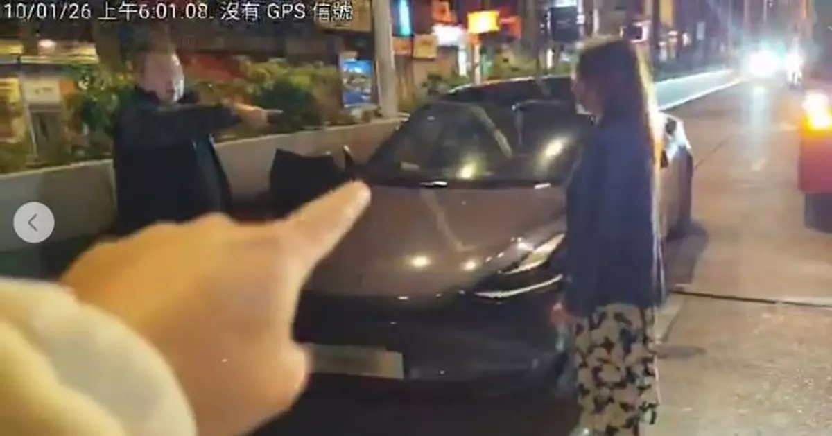 俄女坐馬路中間疑水喉通拍打私家車兼揮刀 涉嫌刑毀等罪被捕