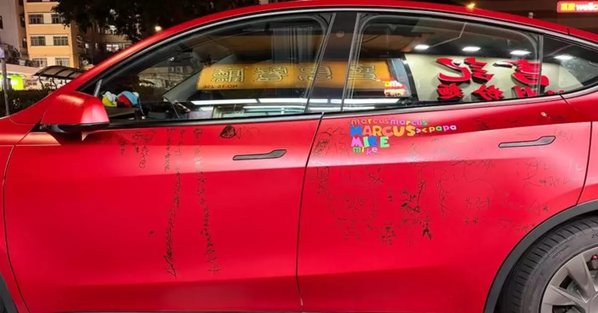 疑家長任由2兒塗鴉私家車 目擊者拍照發文：好欣賞你嘅豁達！獲車主咁回應