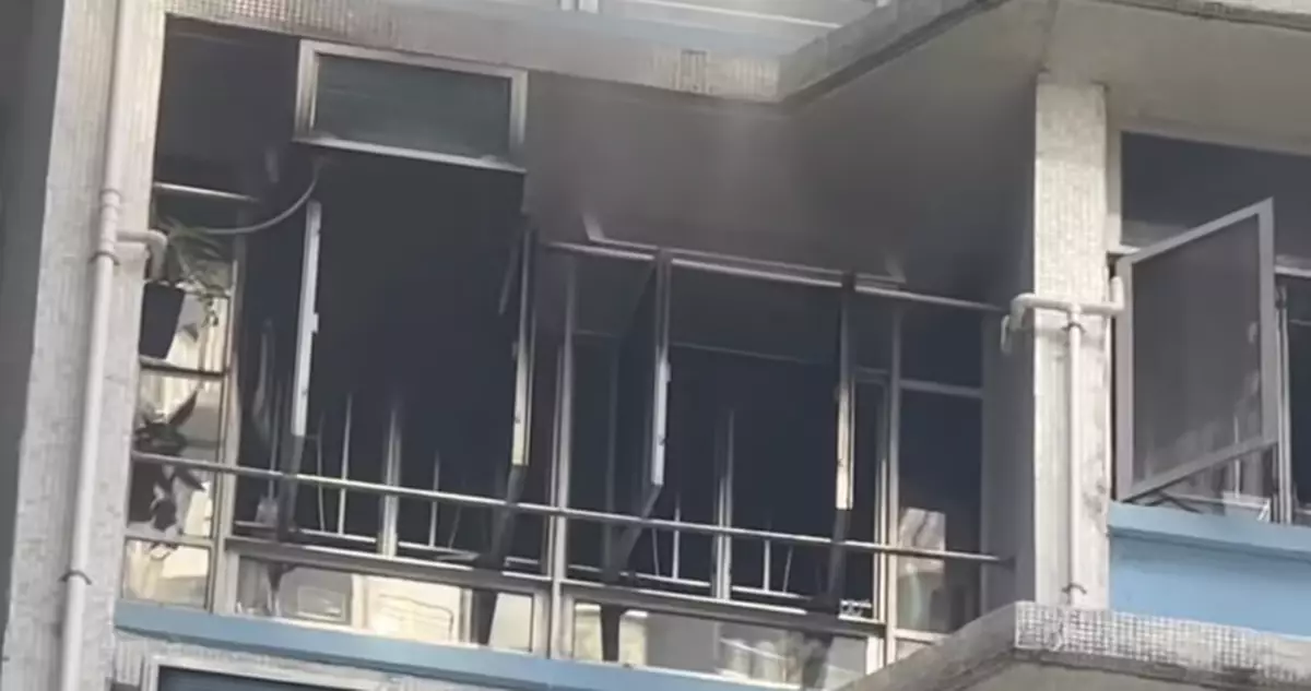 西灣河東熹苑有單位冒煙消防破門入屋 一名男子獲救清醒送院治理
