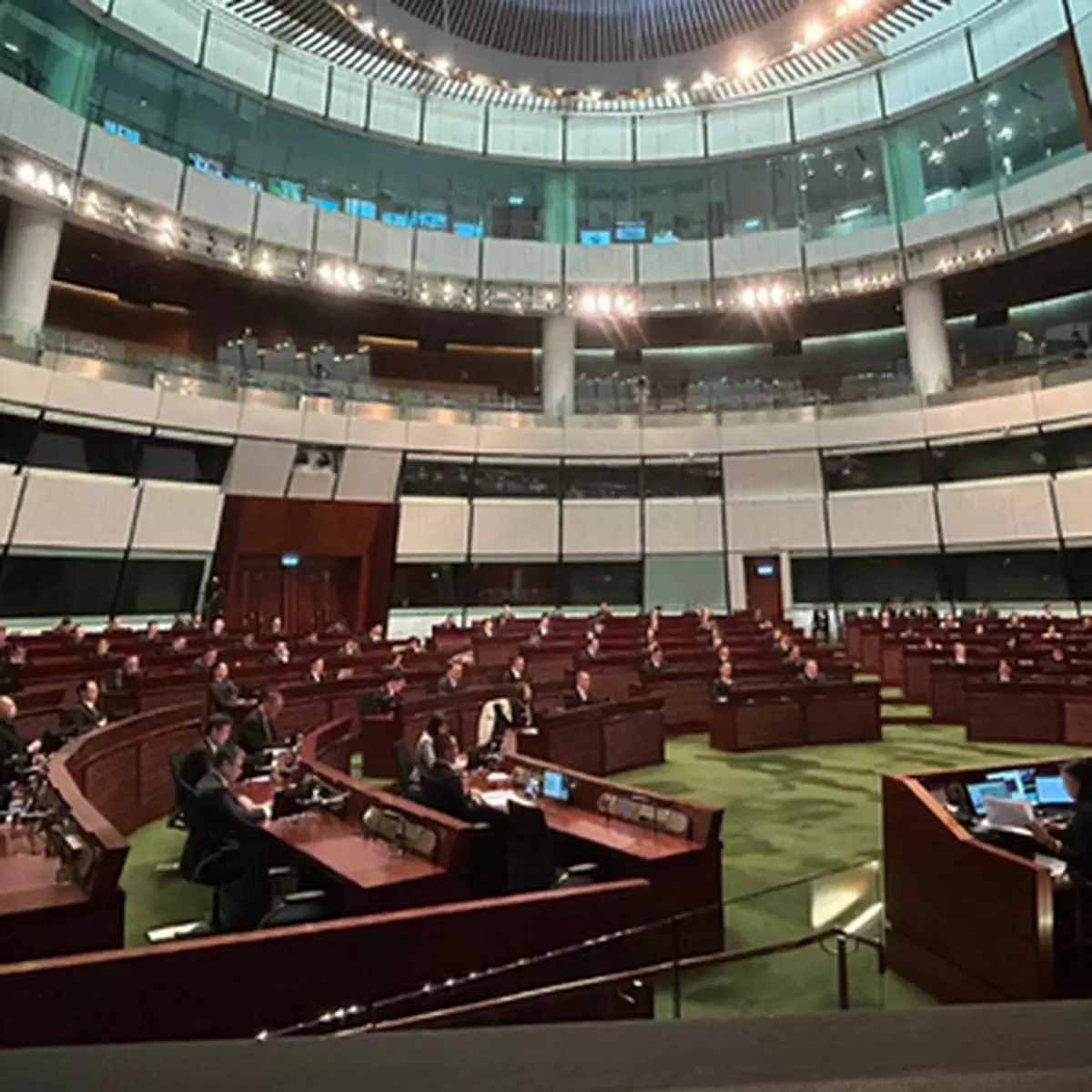 立會通過跨境交通議案  倡「一車多關」和高鐵短途地鐵化