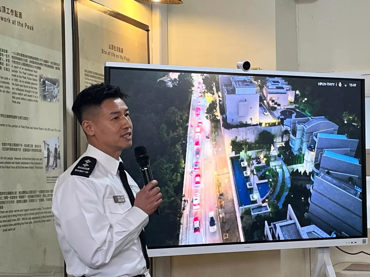 山頂分區指揮官李國耀指，區內豪宅依山而建令巡查困難，無人機可利用熱成像技術在叢林偵測可疑活動。