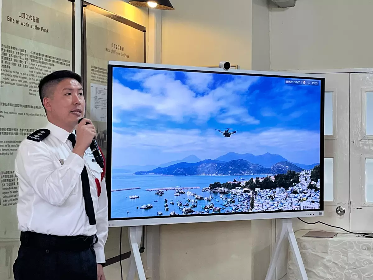 長洲分區指揮官劉鍵衡表示，離島地形複雜且假日人流密集，無人機可突破地形限制從高空監察，協助地面警員靈活調配。