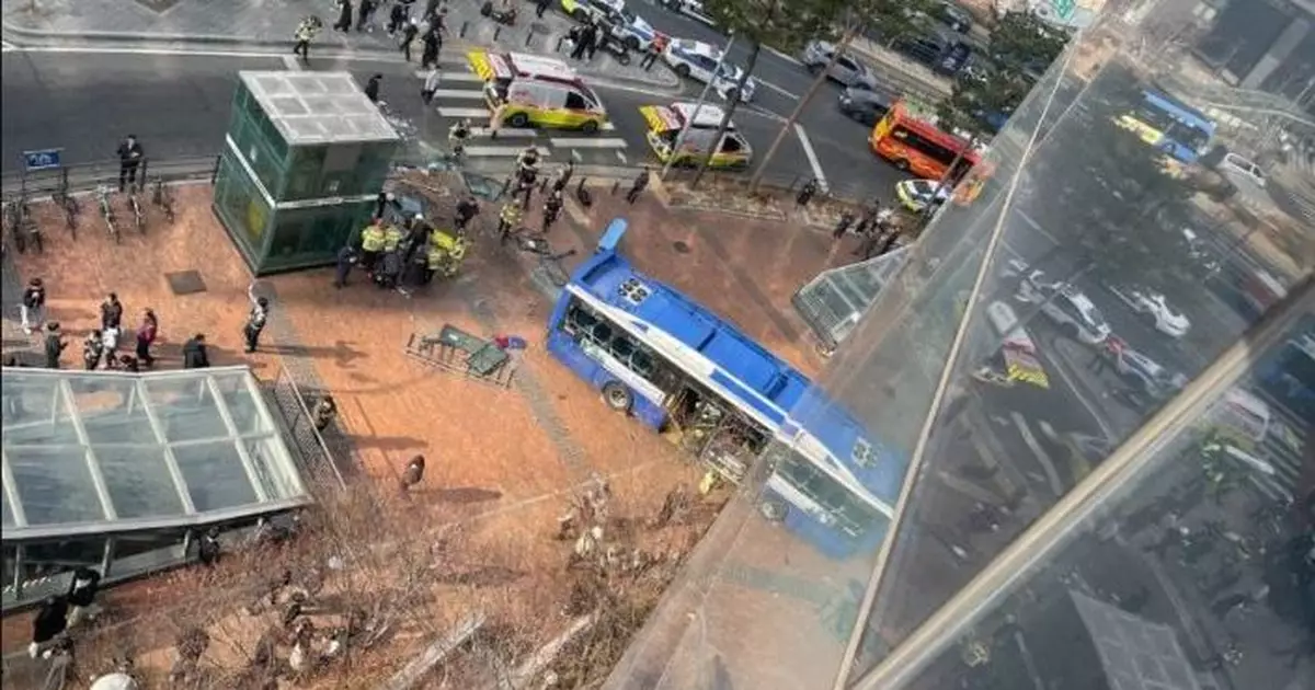 首爾有巴士衝上行人路 13人受傷兩人傷勢危重