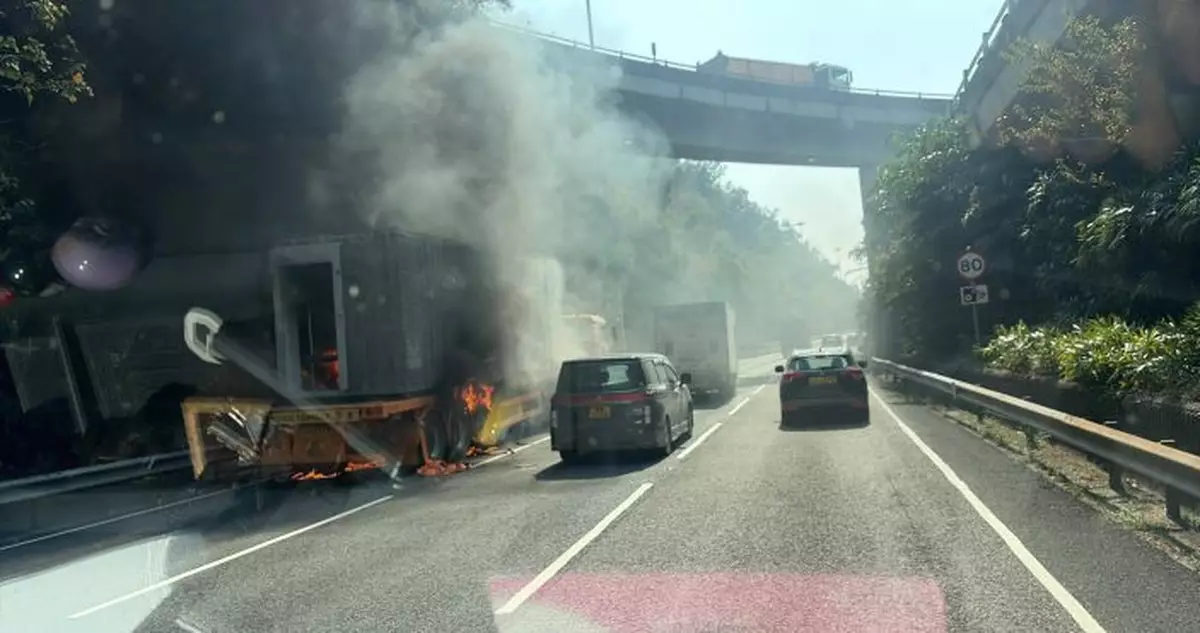 青衣西北交匯處有貨櫃車着火 消防到場救熄現場交通受阻