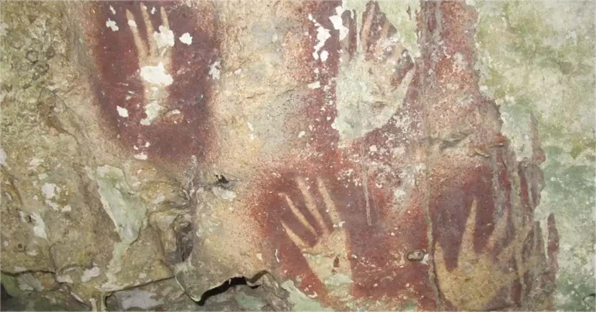 全球最古老岩畫紀錄刷新！印尼發現6.8萬年前紅色手印 手指呈爪狀撼動考古界