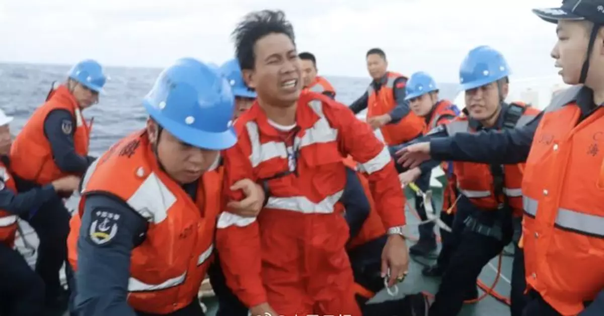 南部戰區救援黃岩島附近海域翻側菲律賓貨船  救起17人其中2人已遇難