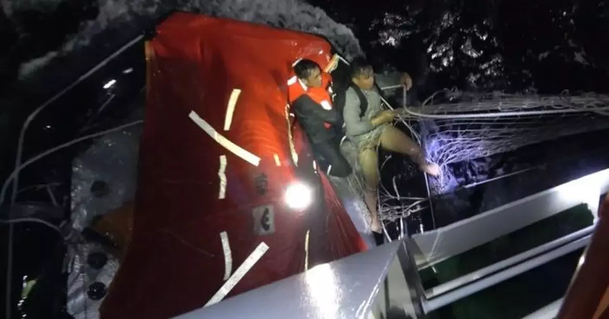 載有21名菲籍船員貨輪黃岩島附近翻側　中國海警暫救起13人