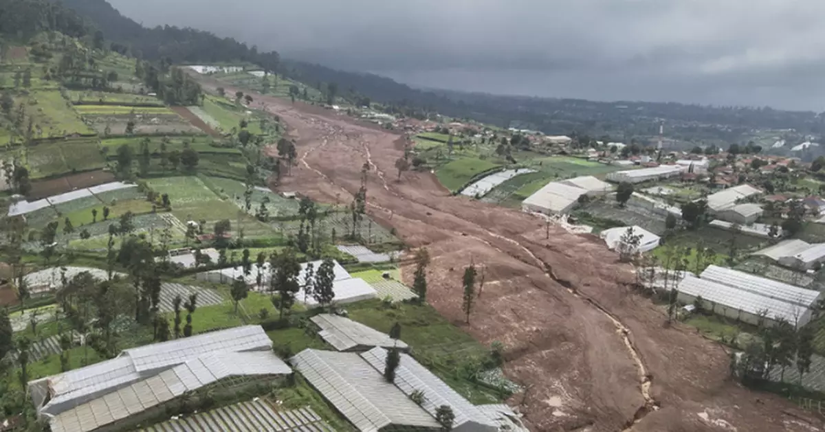 印尼西爪哇山泥傾瀉遇難者增至10人71人失蹤 約400名居民撤離