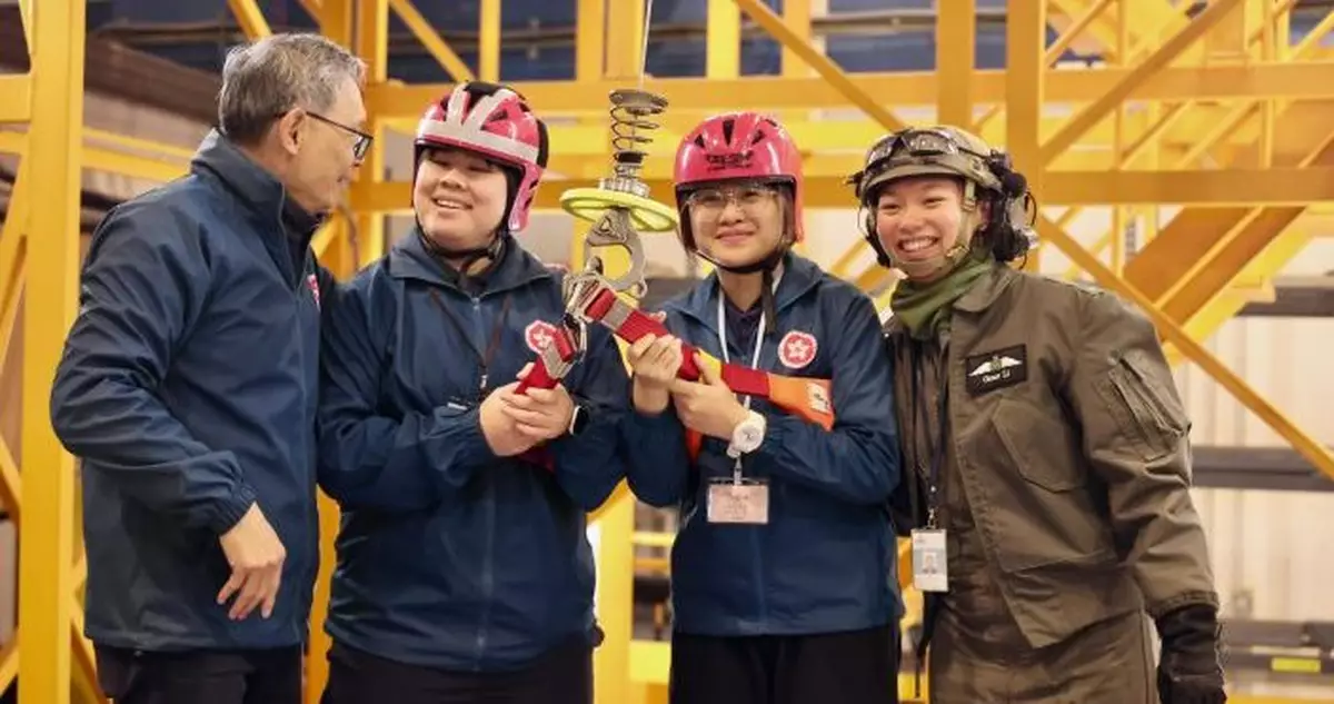 卓孝業率保安局青年領袖感受飛行服務隊「高度、速度、溫度和態度」