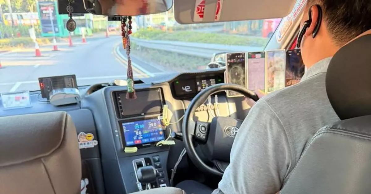 警深圳灣口岸放蛇打擊的士違例 司機涉車頭放多於兩部流動電訊裝置被票控