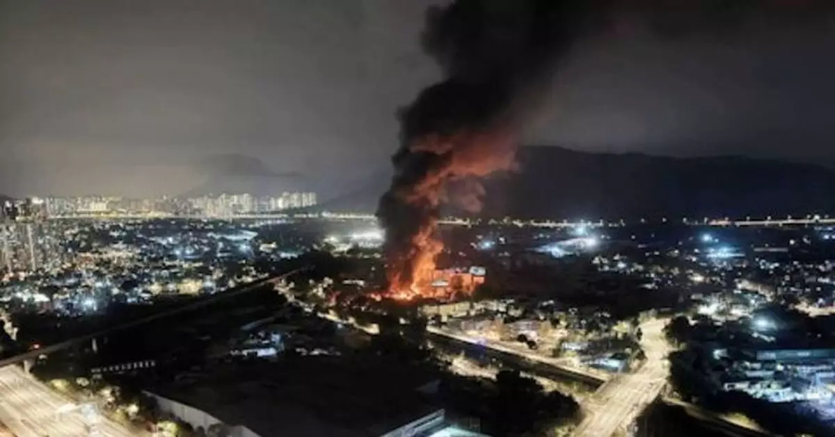 元朗屏廈路貨倉起火傳爆炸聲約190人疏散 消防到場救熄無人傷
