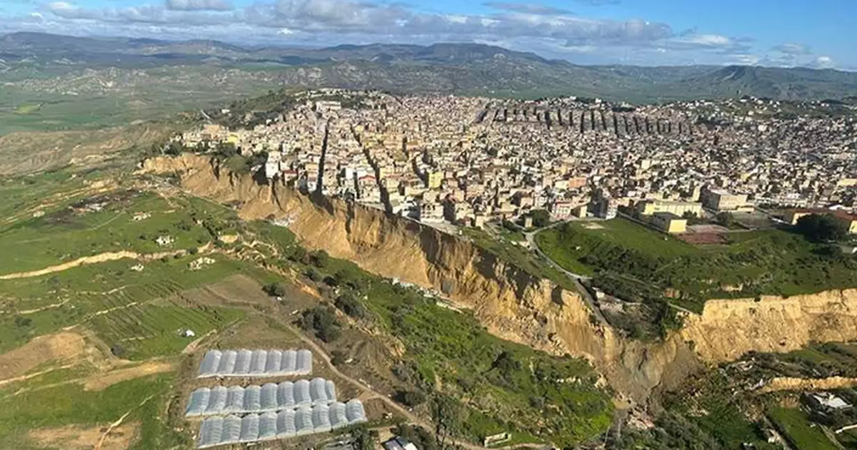 意小鎮遭山崩吞噬！房屋懸崖邊搖搖欲墜 逾1500人撤離 總理宣布緊急狀態
