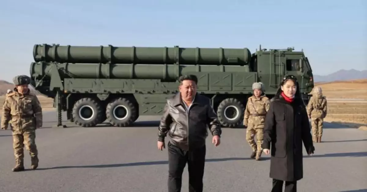 朝鮮試射「升級版大口徑火箭炮」 金正恩攜女兒觀摩讚好 這款武器甚麼來頭？