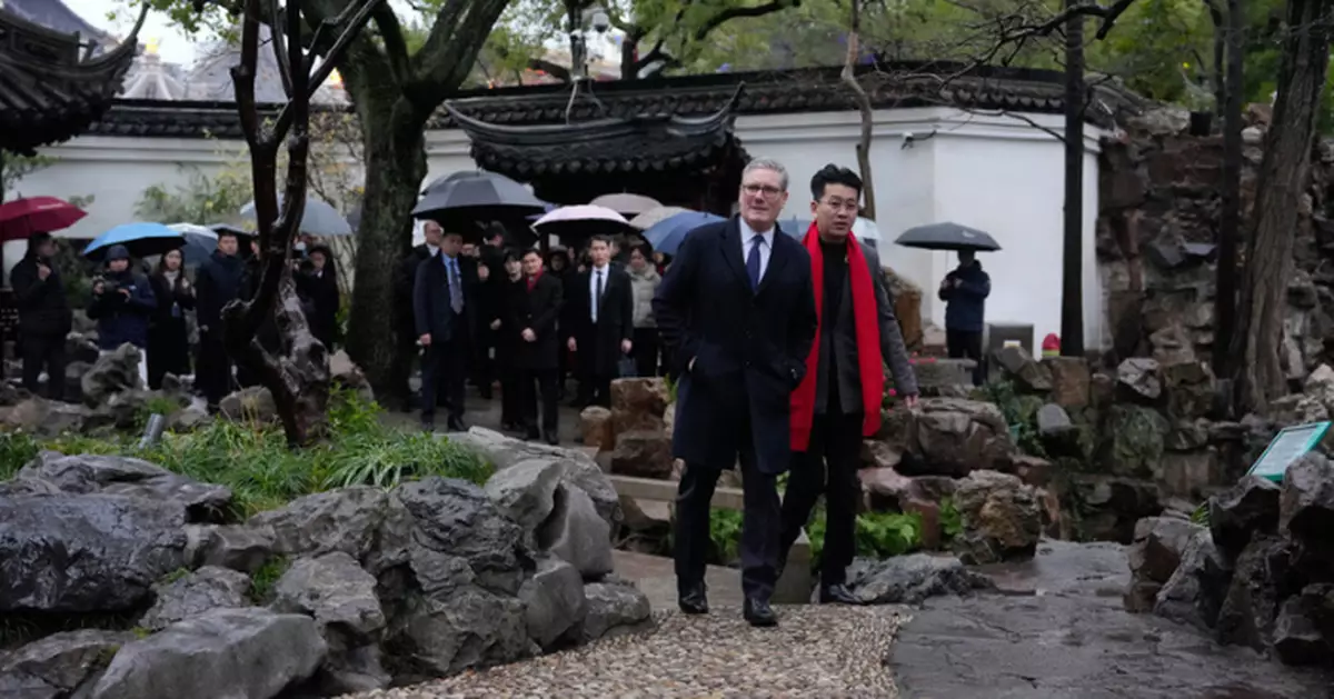 施紀賢轉到上海訪問 參觀訪豫園走過九曲橋