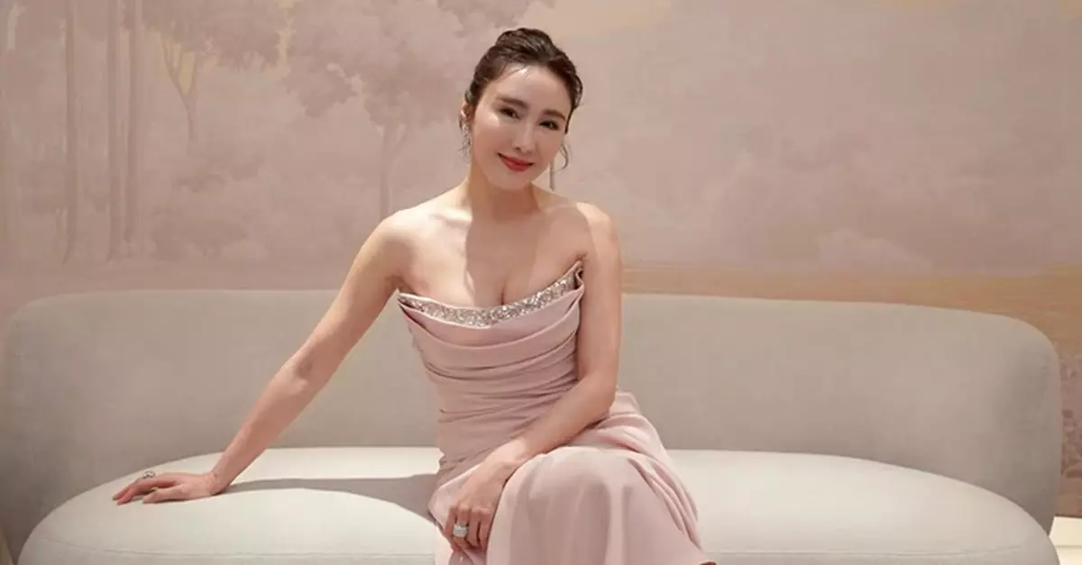 54歲黎姿賀年罕晒性感 低胸閃鑽晚裝展高貴氣質