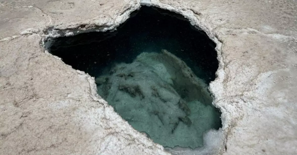 日本東京住宅驚現「天坑」 八旬老翁遭活埋獲救送醫