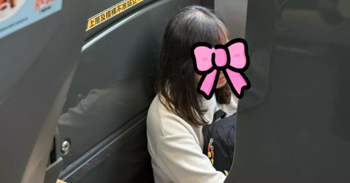 巴士女乘客稱「迫不得已」坐梯級拒讓開 網民熱議斥：行為自私！