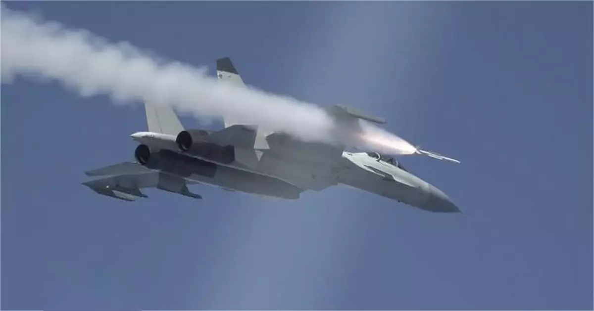 美軍噩夢成真　殲-20首曝「向後開火」神技　霹靂-10無視咬尾隨時絕地反殺