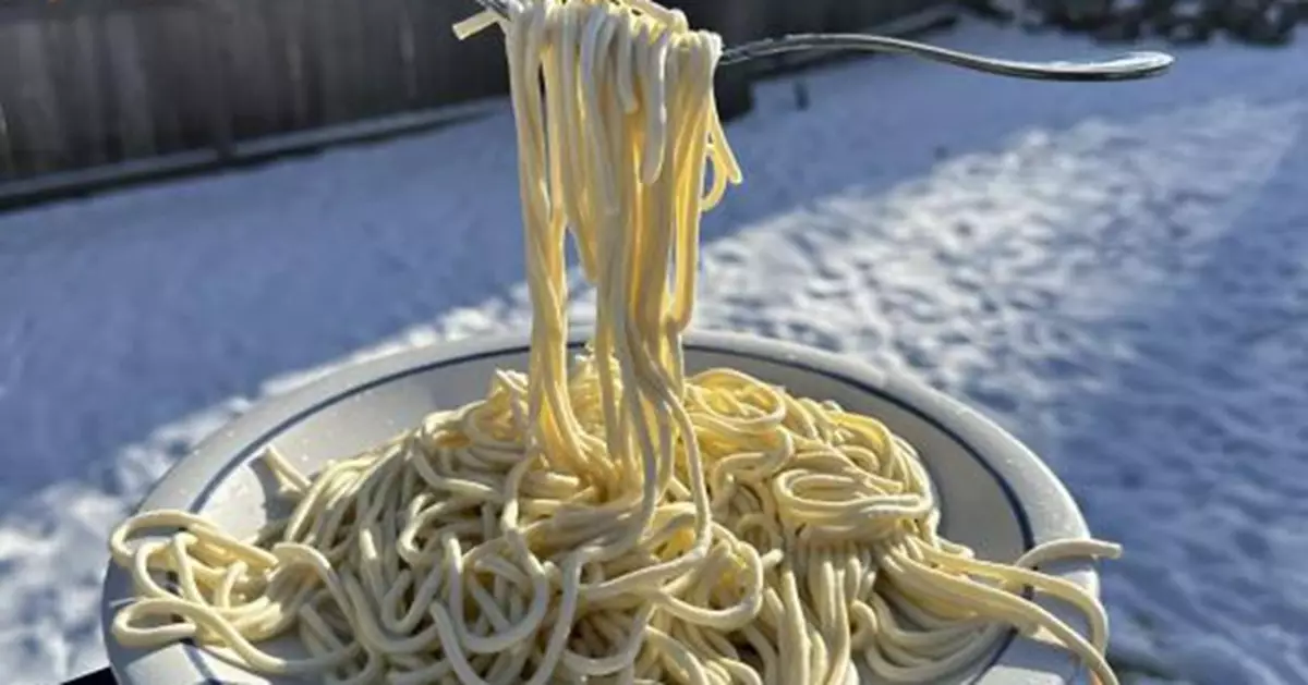 極地渦旋襲美！美國暴雪中意粉戶外「懸空凍結」 影片瘋傳近800萬點擊