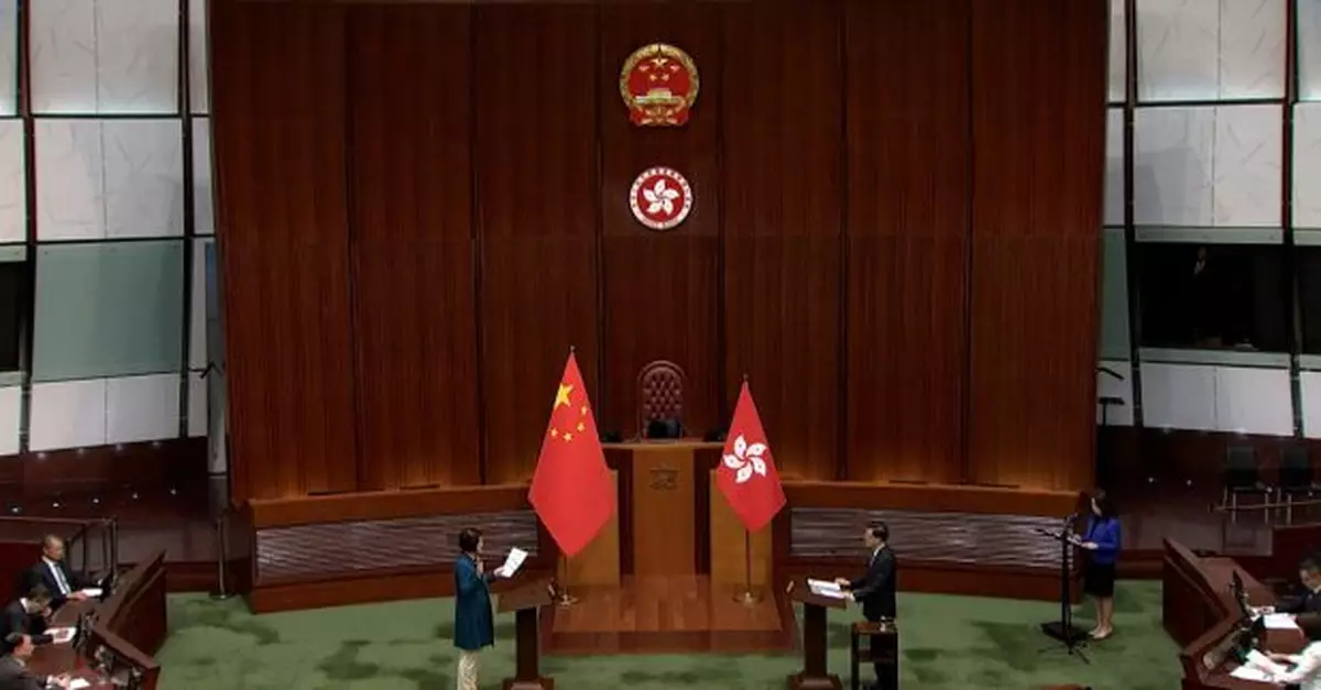 新一屆立法會開始宣誓儀式李慧琼率先宣誓　李家超監誓