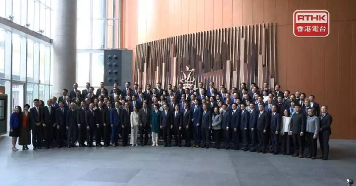 90名候任立法會議員逐一完成宣誓　與李家超等官員拍攝合照