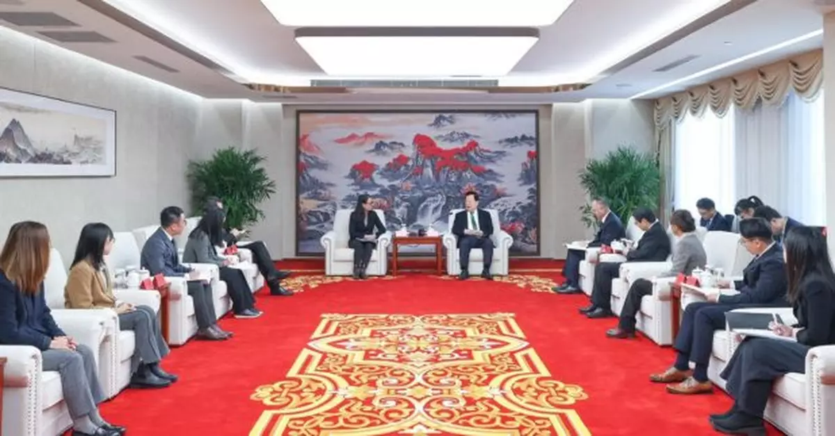 夏寶龍在北京會見政府新聞處處長及新聞主任國情研修班人員