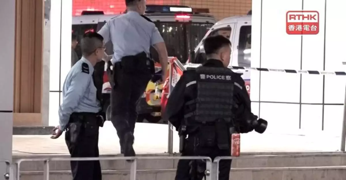 消息：男子屯門市廣場持刀挾持一名女子　警員開兩槍擊中疑犯