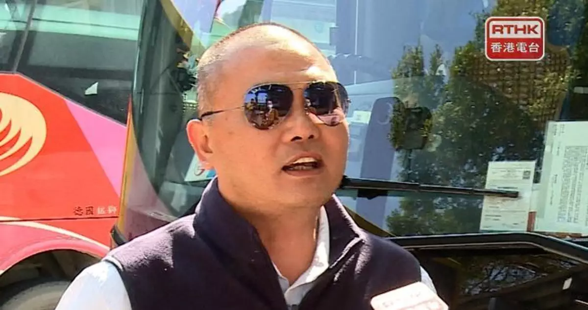 有旅遊巴司機稱出發前再三提醒乘客戴安全帶　車廂內有警報提示