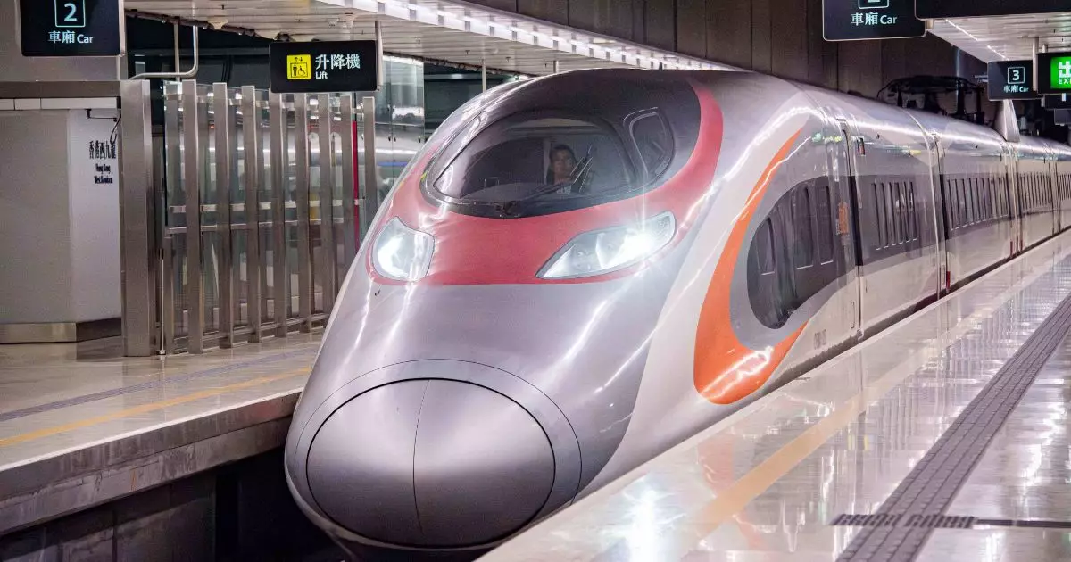 高鐵直達點增至110個  新綫周一直通華東重鎮  市民搶搭首發列車