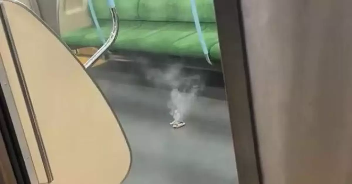 地鐵車廂突傳煙霧焦味 日乘客尿袋起火冒煙釀2人不適送院