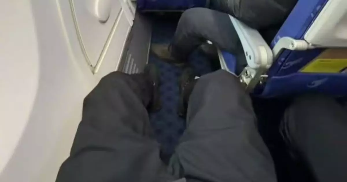 揀1位置變「商務艙」？男子搭河北航空見前排無座椅空間寬敞感驚喜