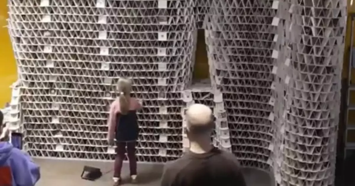 德藝術家6.3萬啤酒杯墊堆疊成巨塔挑戰世界記錄失敗 邀參觀女童一抽倒塌