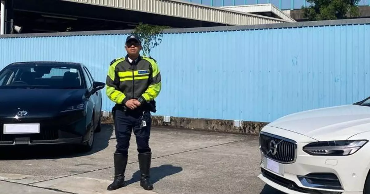 放蛇打擊非法載客   警扣兩架白牌車拘2司機   其中1人涉毒品