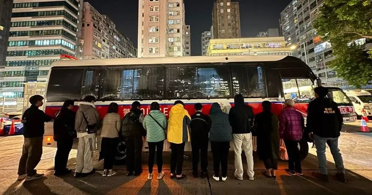 警方旺角洗衣街搗破非法賭檔 拘捕12名男女年紀最大86歲