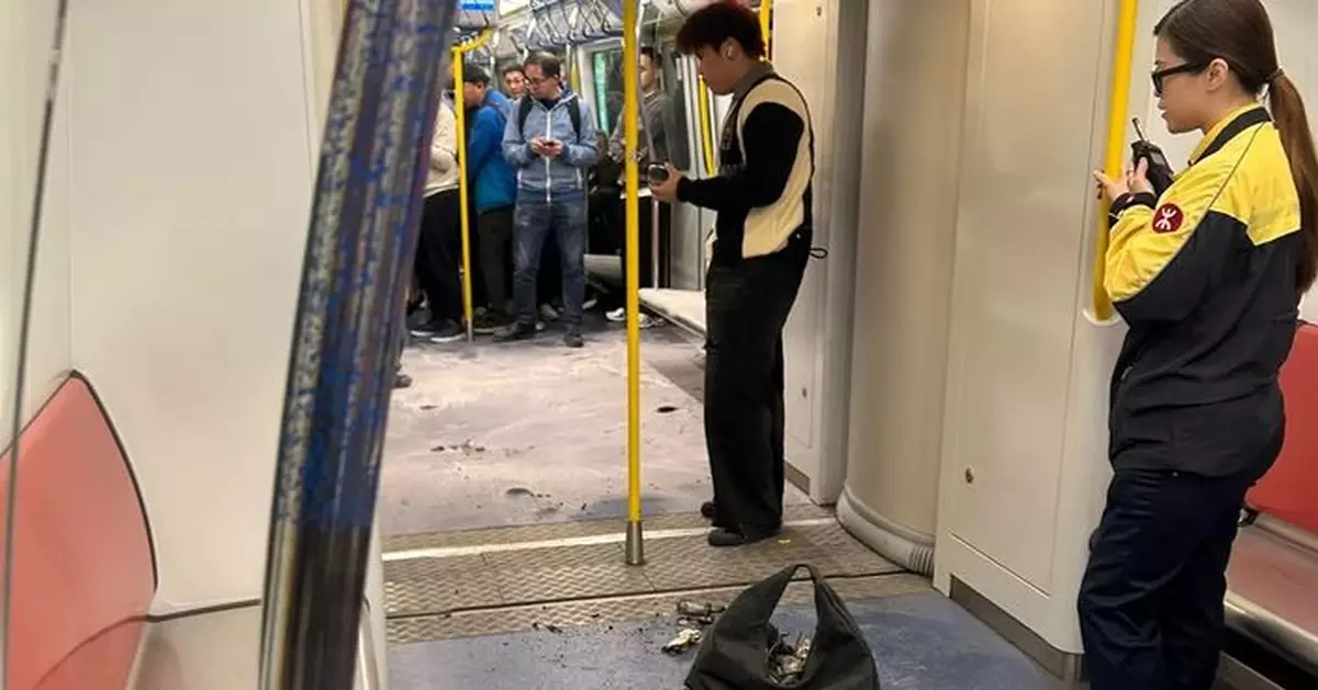 港鐵荃灣西站車廂有充電寶突爆炸冒煙 約400名乘客要疏散