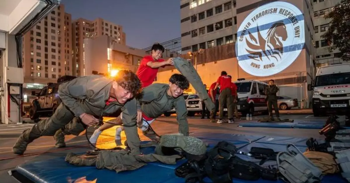 香港男子網球隊成員進行跨界超極限任務   走進警方反恐特勤隊訓練基地接受挑戰