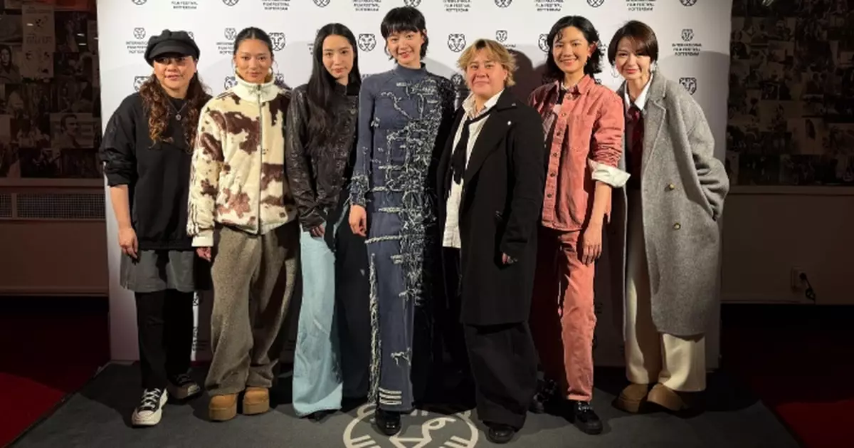 《電競女孩》團隊赴鹿特丹參加國際首映 袁澧林張蔓莎伍詠詩吳家忻映前與觀眾見面合照