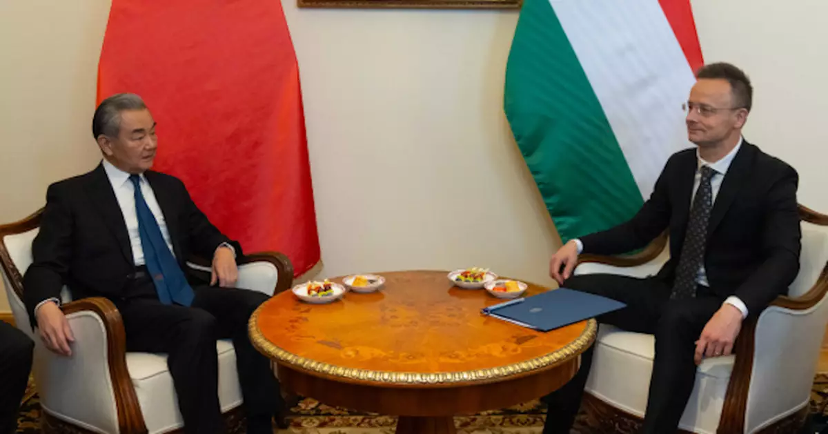 王毅布達佩斯與牙利外長西雅爾多會談 稱中匈友好與合作有利中歐關係發展
