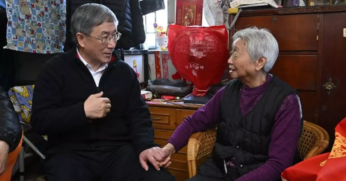 卓永興大圍美林邨家訪話家常 送賀年食品及福袋