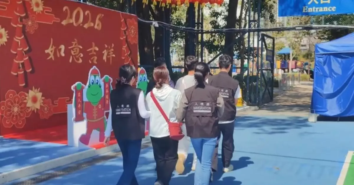 入境處各區年宵市場執法 拘12名在攤檔銷售的懷疑黑工