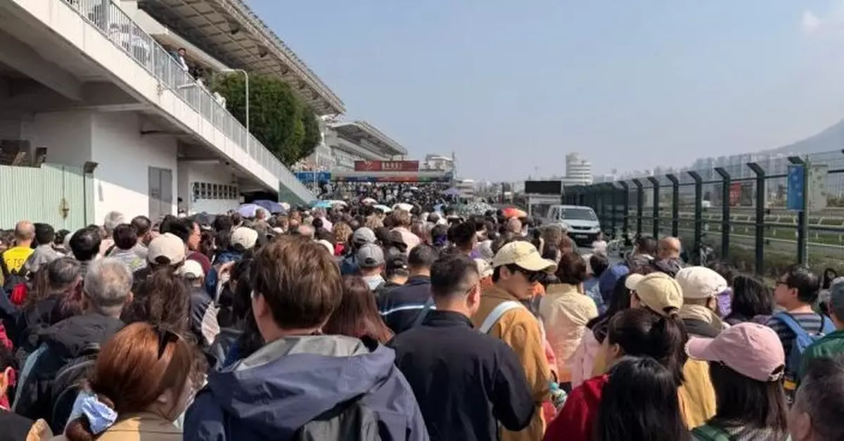 賀歲賽馬日年初三沙田馬場舉行　有旅客專程感受氣氛亦有市民冀取好意頭